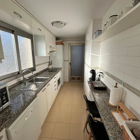 Magnifica Ubicacion ,amplio ,luminoso, A 50 M De La Playa *