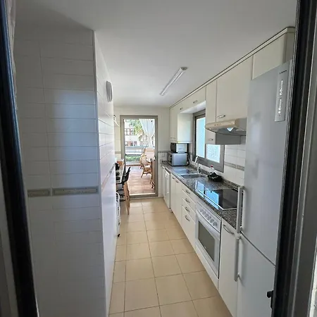 Magnifica Ubicacion ,amplio ,luminoso, A 50 M De La Playa *