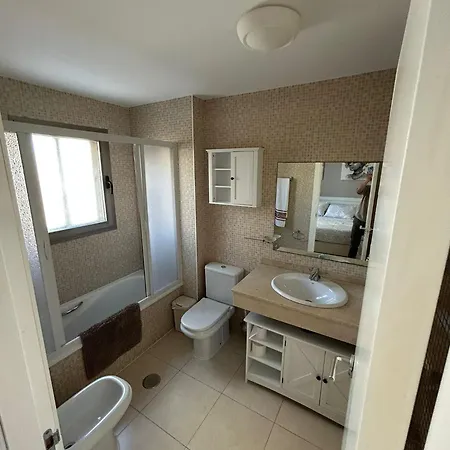 Magnifica Ubicacion ,amplio ,luminoso, A 50 M De La Playa *