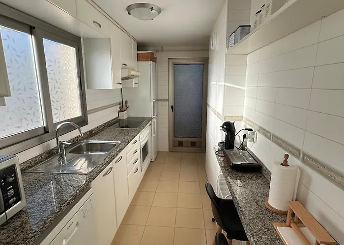 Magnifica Ubicacion ,amplio ,luminoso, A 50 M De La Playa *